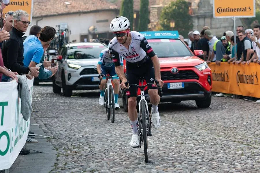 Adam Yates, en acción
