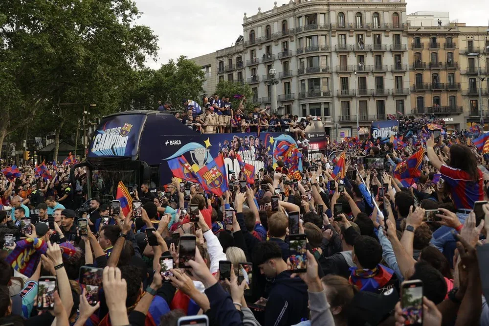 En 2023, los equipos masculino y femenino del Barça hicieron una rúa conjunta por las calles de Barcelona para celebrar sus títulos